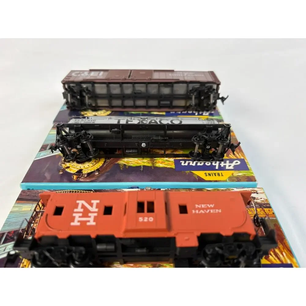 Athearn Ho Scale Lot Of 7 Freight Cars Mixed Roads Box Reefer Tank Caboose